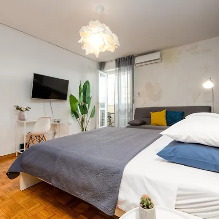 Angelina Free Public Parking Apartman