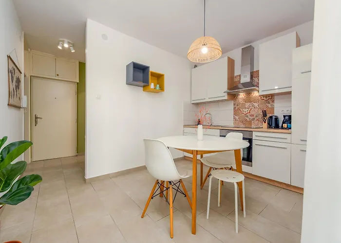 Angelina Free Public Parking Apartment